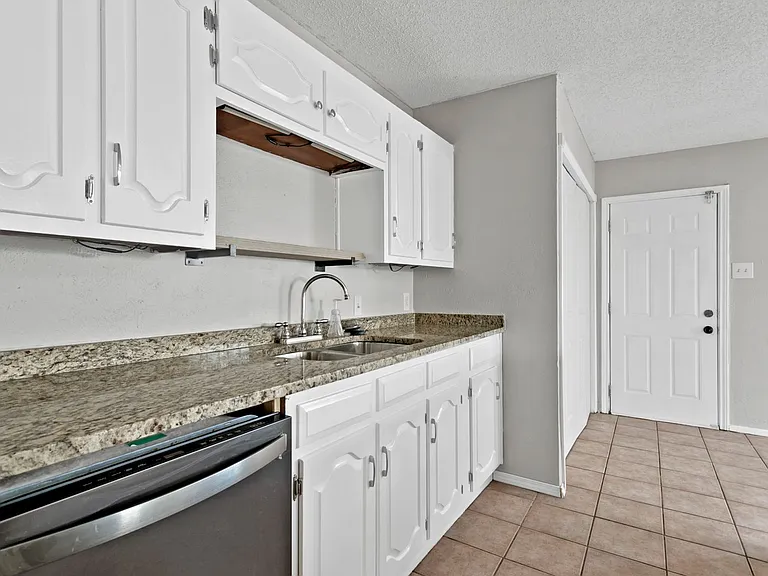 6104 Kelly Elliott Rd — Photo 3