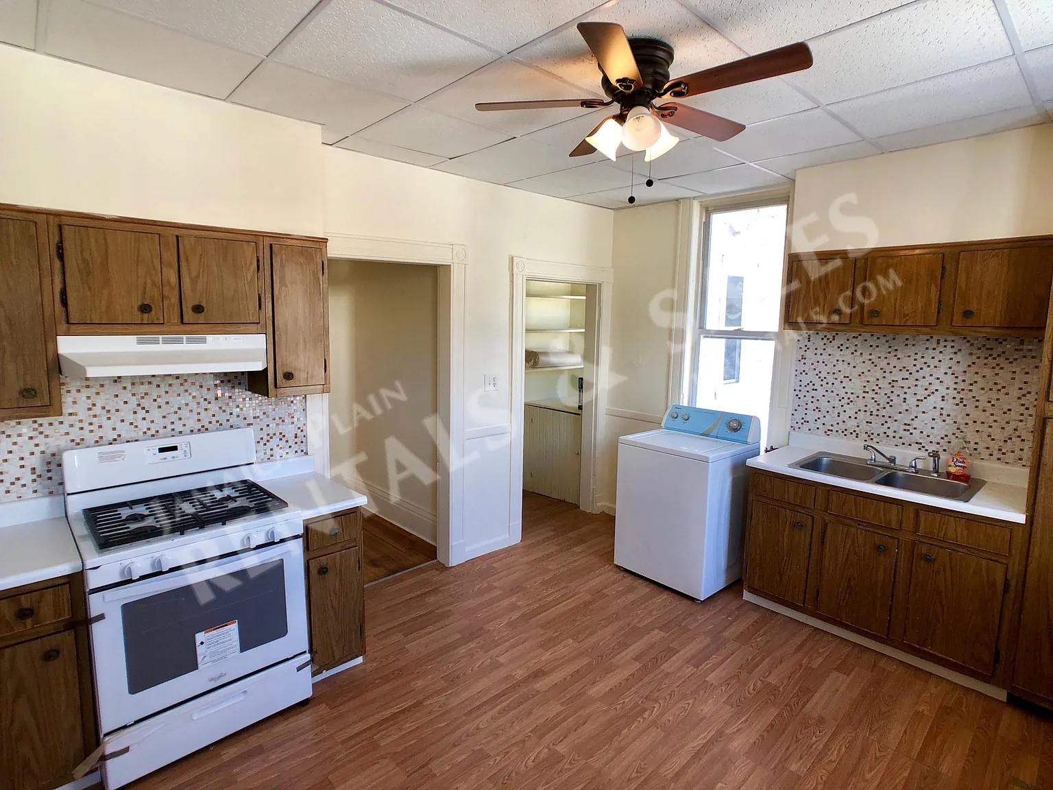 3 bed, 1.0 bath, 2000 sqft, $3,000 — Photo 1