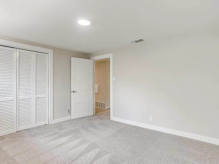 802 Sutton Ct — Photo 29