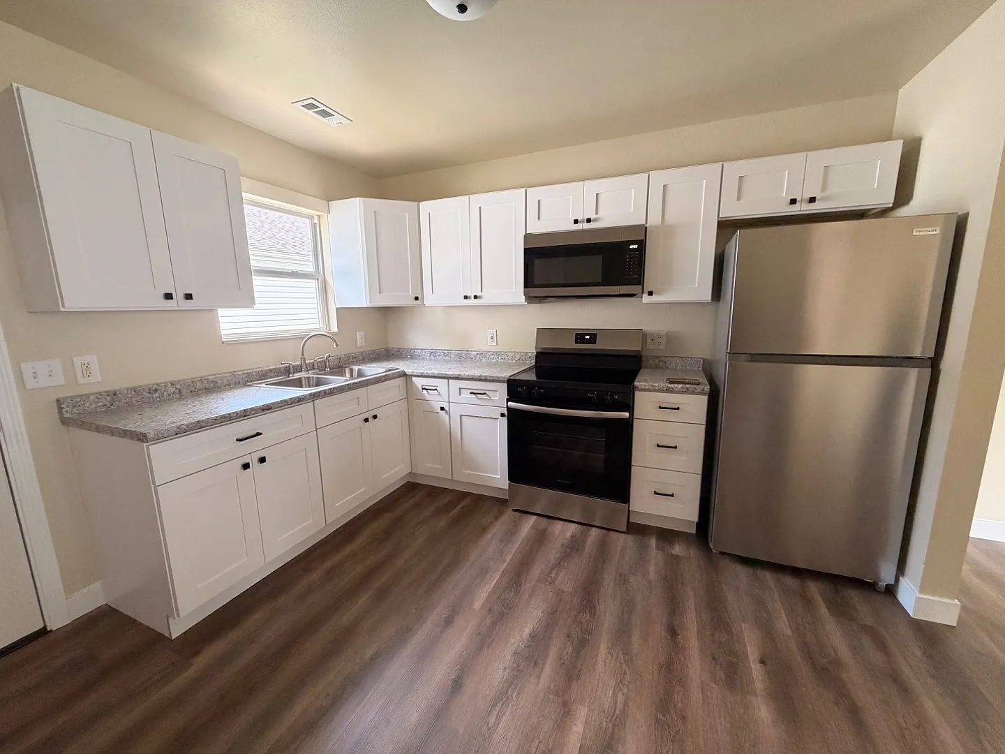 804 Elm St - A — Photo 2