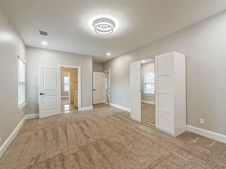 1317 Chantilly Ln — Photo 35