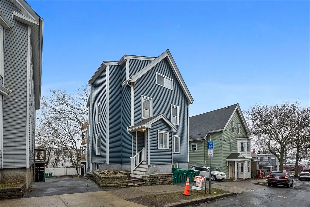Building Photo - Tudor St