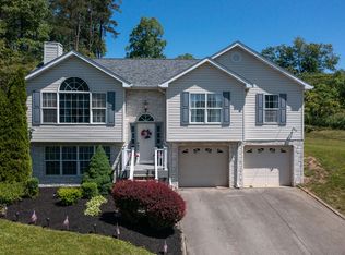 197 Ridgeview Dr, Aliquippa, PA 15001