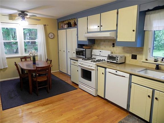 5th image of 42 Hillcrest Dr