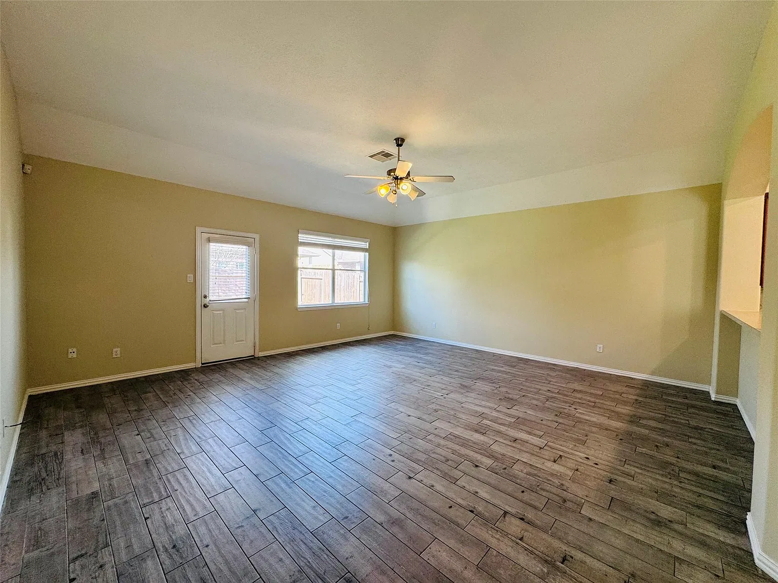 3 bed, 2.0 bath, 1908 sqft, $2,200 — Photo 4