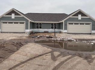 808 Margo Cir #1302, Eagle, WI 53119