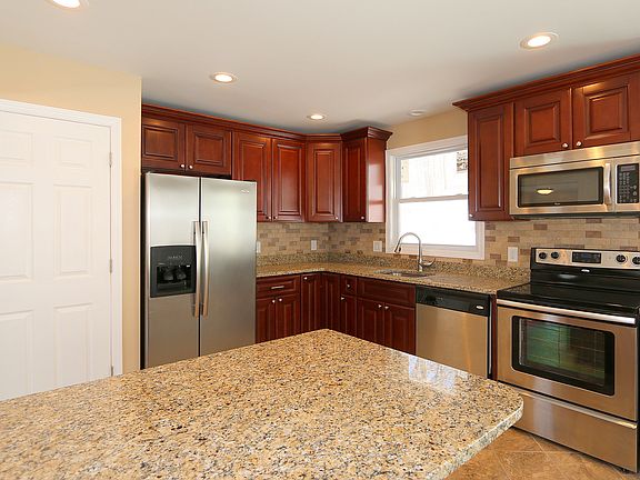 5th image of 29 Glenna Dr
