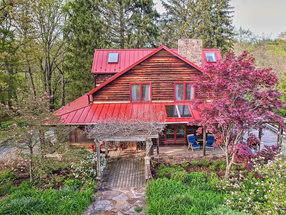 Front entrance to 3bd, 2ba house on 10 acres.