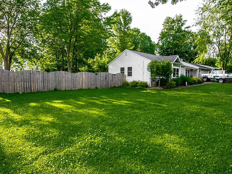 1557 Hazel Ave — Photo 4