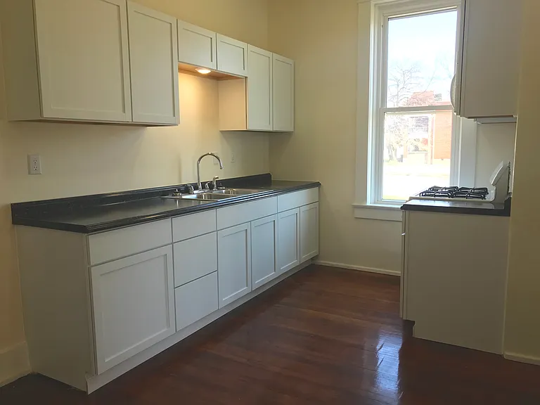 535 Denison St — Photo 2