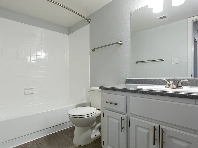 Emerald Apartments — Photo 14