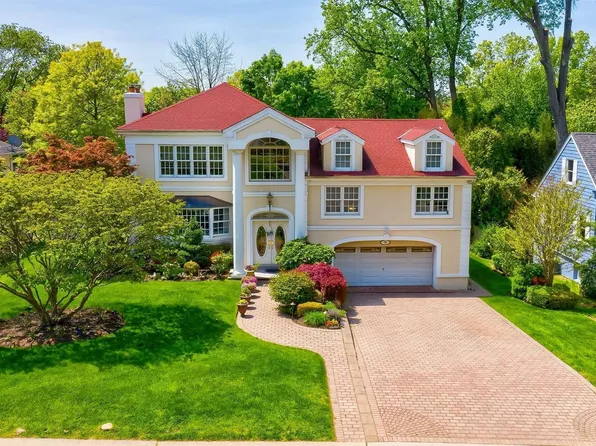 70 Pinewood Road, Manhasset, NY 11030