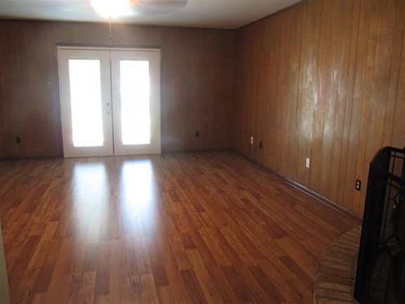 3rd image of 2717 Woodland Dr