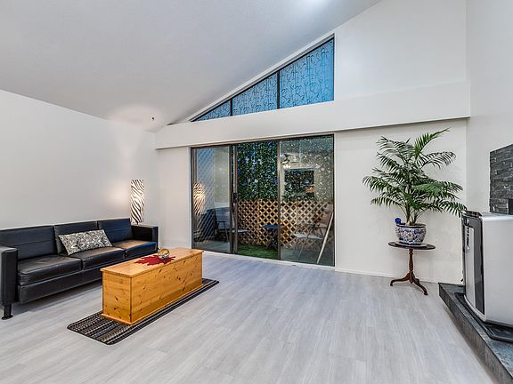 5th image of 225 Mowat St #306