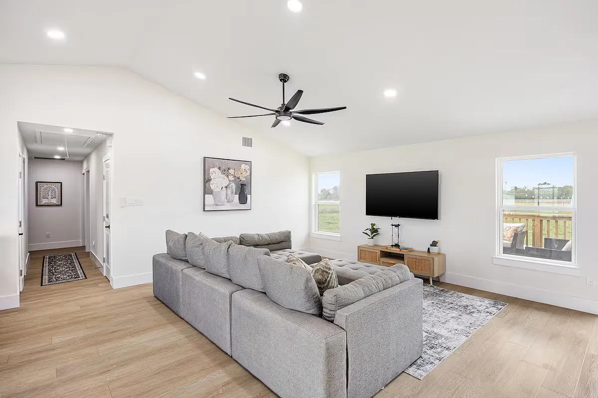 4 bed, 2656 sqft, $8,500 — Photo 3