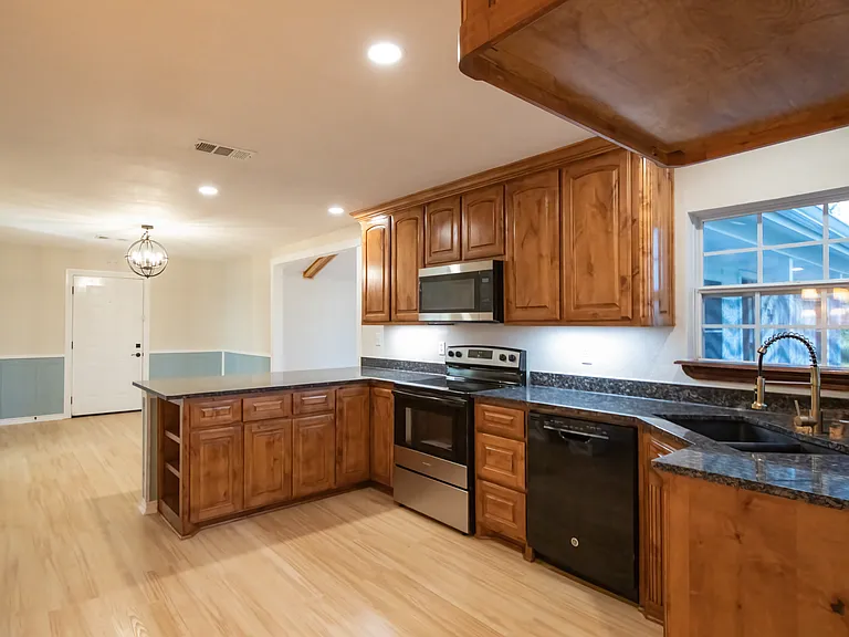 209 W 5th St — Photo 13