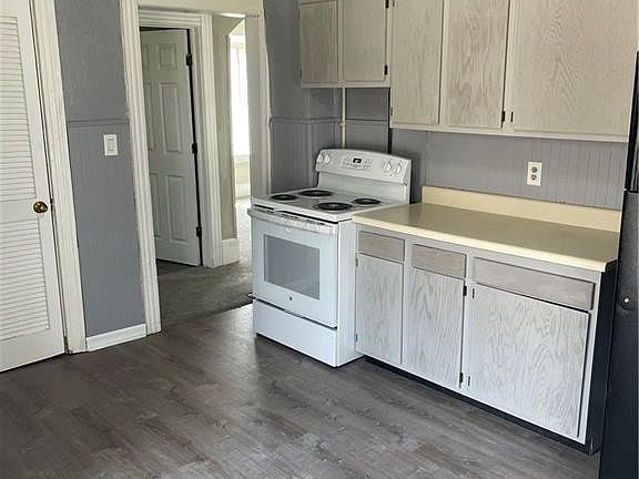 2nd image of 425 Arden Pl