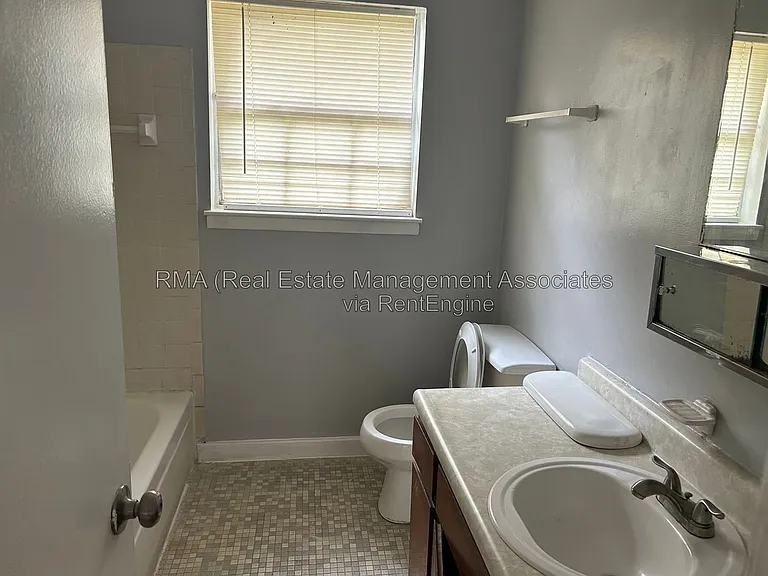 1110 W Poplar St #P1 — Photo 5