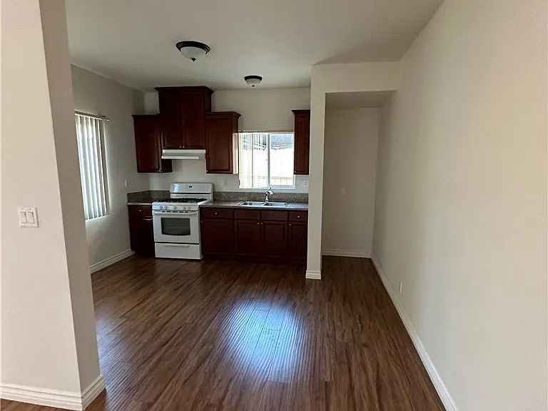 467 N Marengo Ave — Photo 5