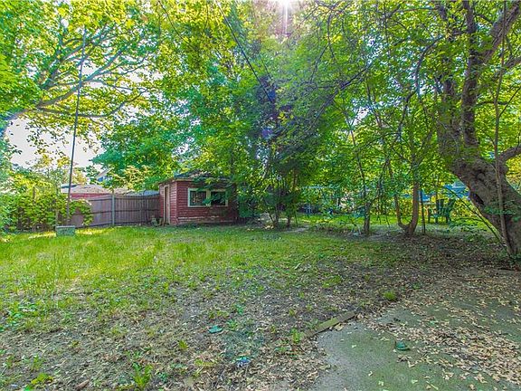 3rd image of 121 Greenwood Pl