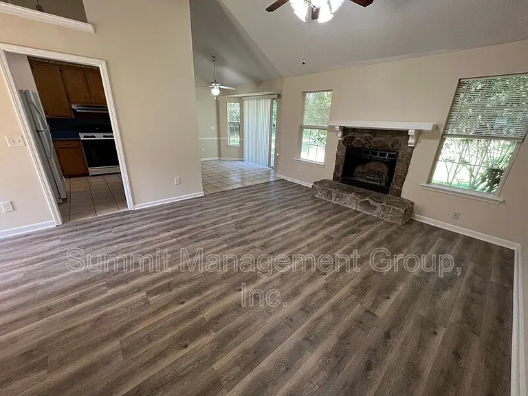 555 Cowan Rd — Photo 3