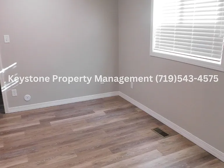 1410 Spruce St — Photo 10