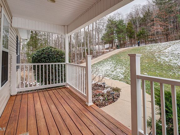 3rd image of 132 Cottonwood Dr