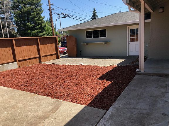 little front courtyard, it's perfect for outdoor gathering with friends and family