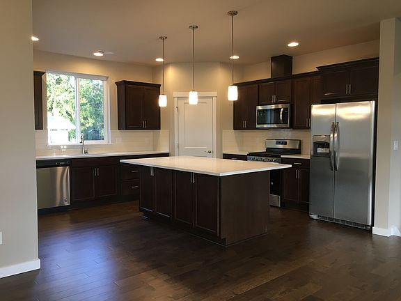 3rd image of 618 NW Gardenia Way