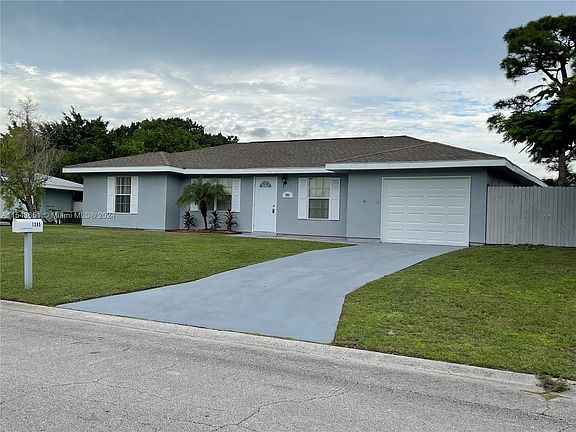2nd image of 1385 SE Oakmont Ln