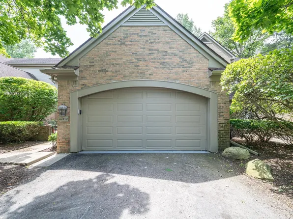 37412 Legends Trail Dr, Farmington, MI 48331