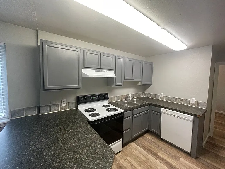 Ivywild Flats — Photo 9