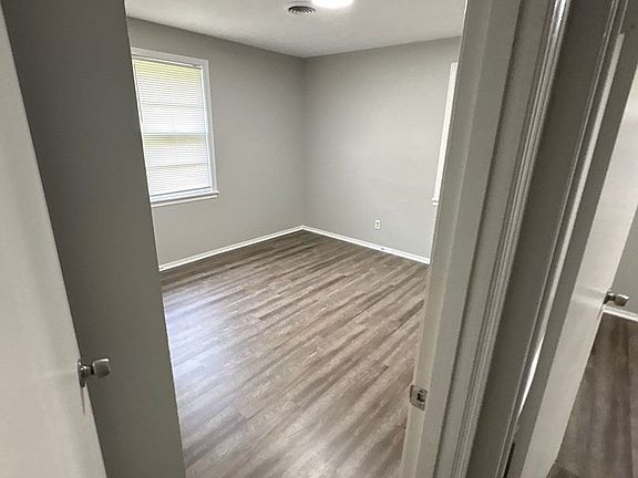 3rd image of 1541 Roosevelt Ave