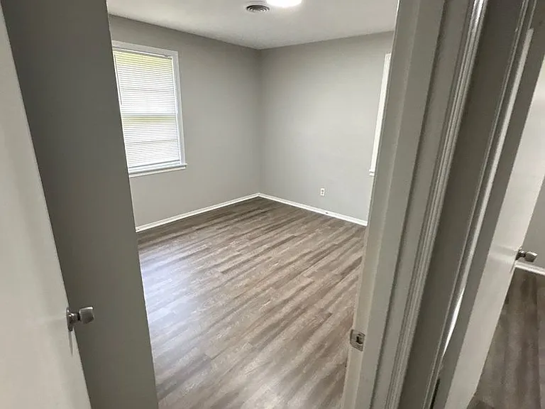 1541 Roosevelt Ave — Photo 3