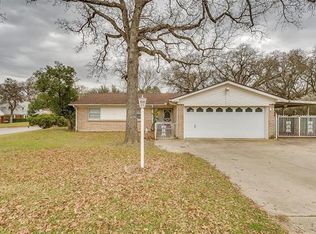 1040 Gladstone Ave, Azle, TX 76020