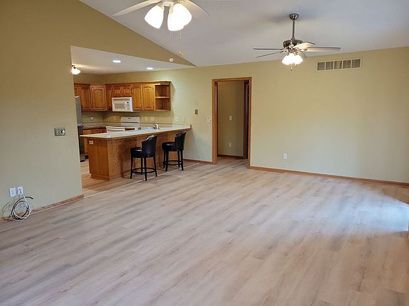 4th image of 1139 W Maple St