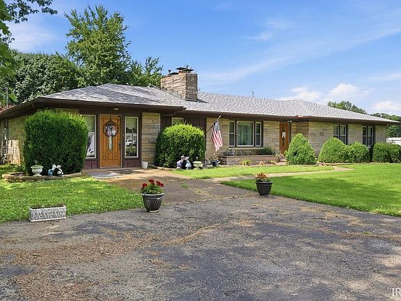 3rd image of 828 Lauer Ln