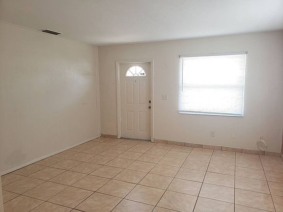 3rd image of 621 SE 13th Pl #E