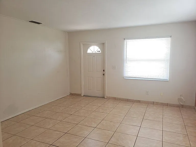621 SE 13th Pl — Photo 3
