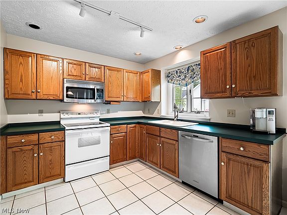 4th image of 32225 Augusta Dr