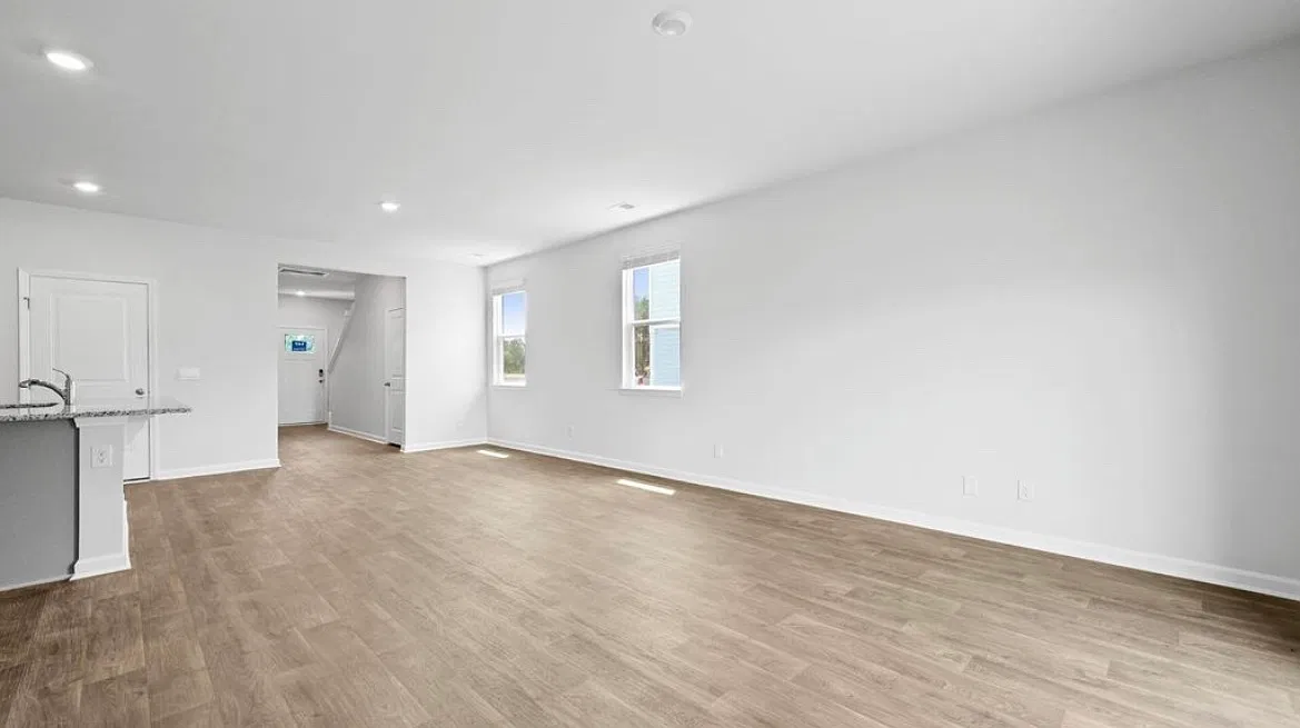5 bed, 2361 sqft, $800 — Photo 2