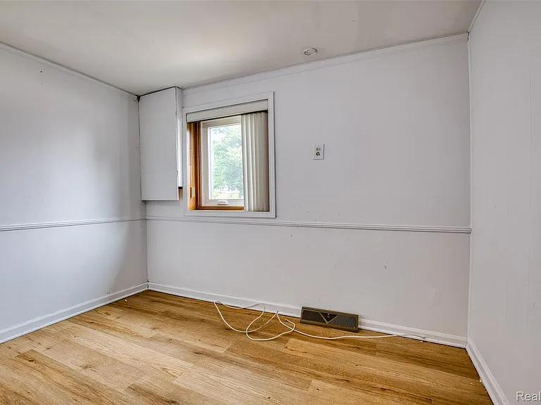 10401 Degrand St — Photo 14