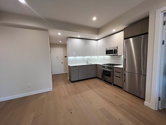 5th image of 398 Kings Hwy #404