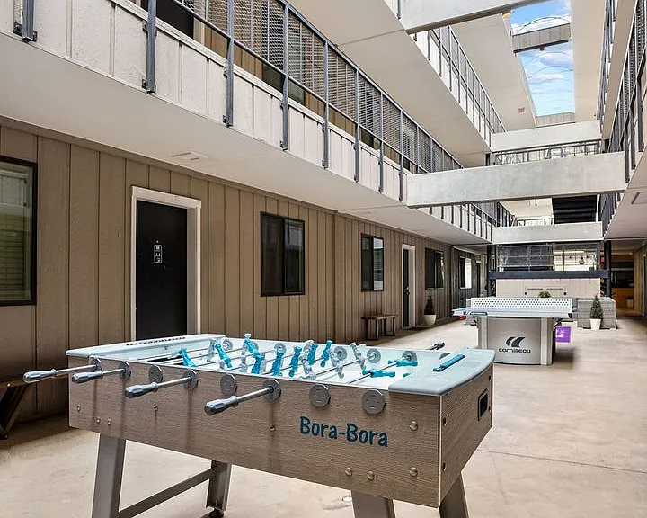 STUDENT HOUSING - MUST BE 18-30YRS OLD — Photo 16