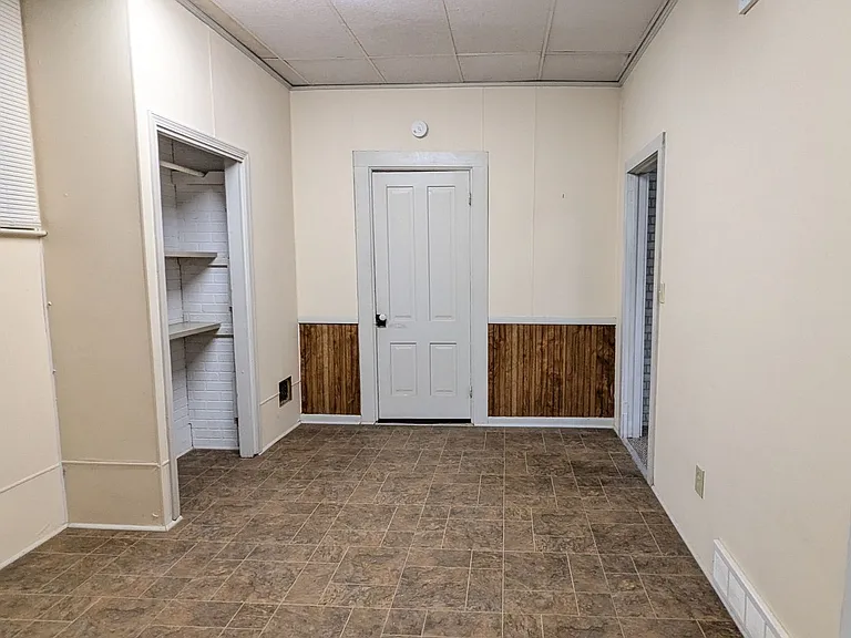 121 W Colby St — Photo 8