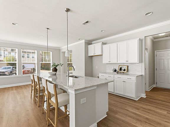 5th image of 624 Newlyn Dr