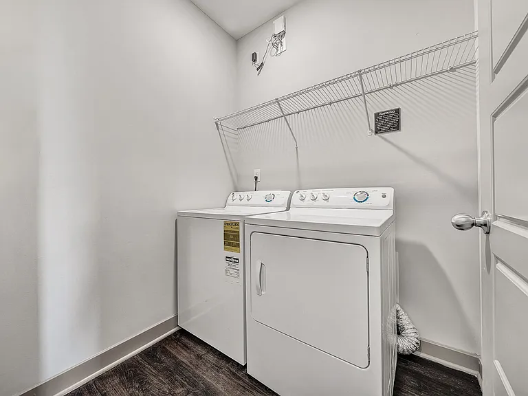 Avellan Springs Apartments — Photo 29