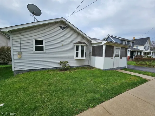 213 W Walnut St, Lowellville, OH 44436