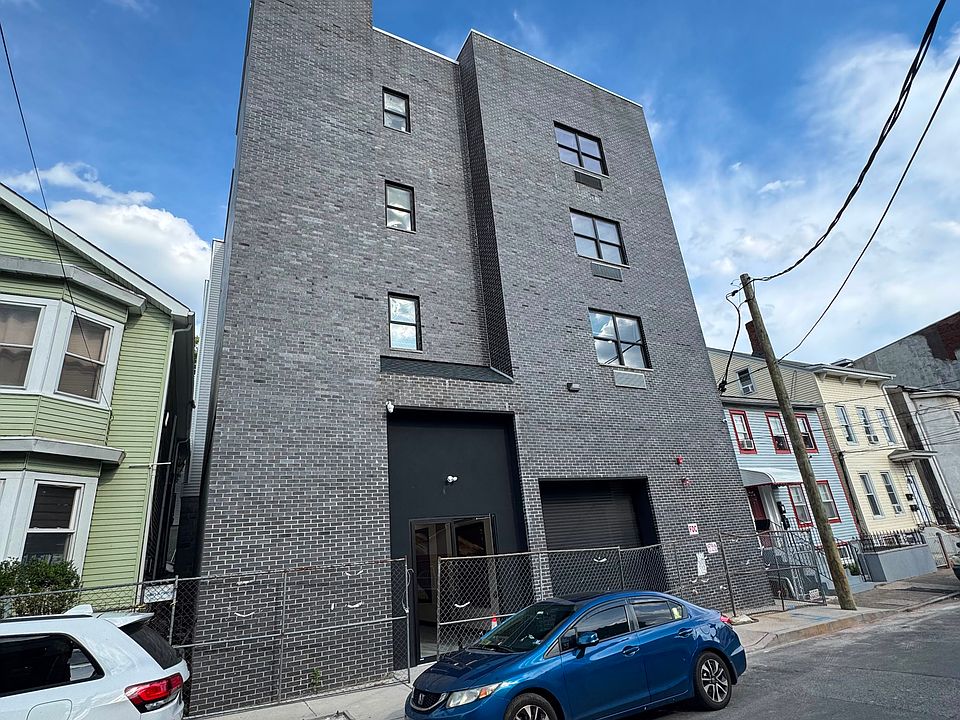 1st image of 400 Summer St APT 1