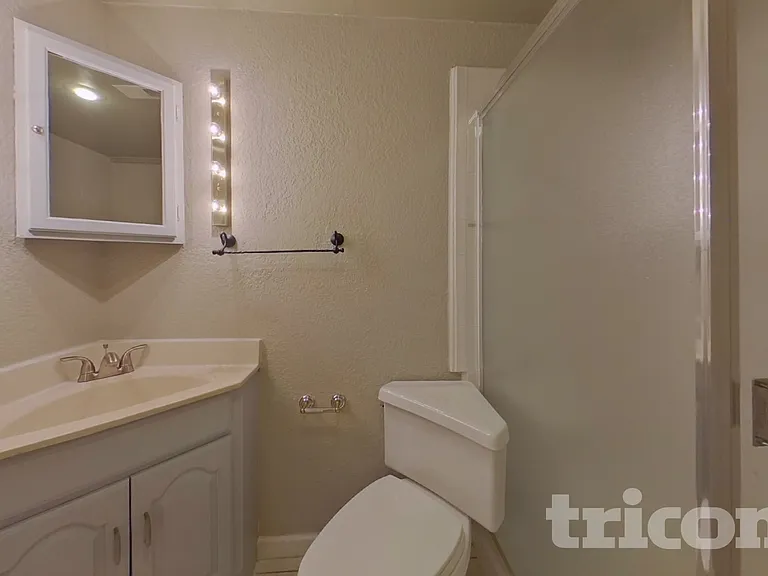 16240 Quarry Hill Dr — Photo 19